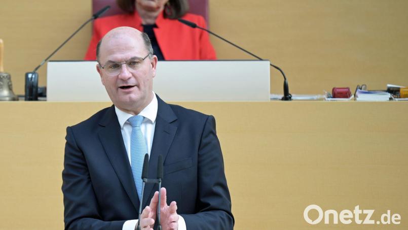 Der Finanzminister ist mit den bisherigen Behördenverlagerungen zufrieden. Bild: Malin Wunderlich/dpa