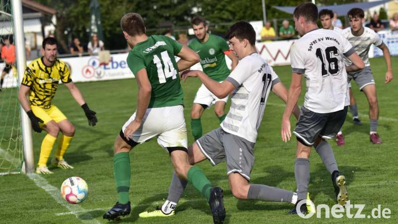Der Weidner Yannick Metzler (Mitte) wird der Bayernliga-Reserve der SpVgg SV vorerst fehlen. Er zog sich im Spiel gegen den FC Amberg eine Kopfverletzung zu. Bild: ham