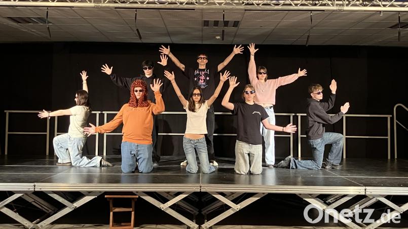 Die Jugendlichen der Theatergruppe am Stiftland-Gymnasium haben sich für ihr neues Stück ein sozialkritisches Thema ausgesucht. "Mensch, Iphigenie!" wurde von der Idee bis zur Szenenführung selbst entwickelt. Bild: Ina Schmelzer