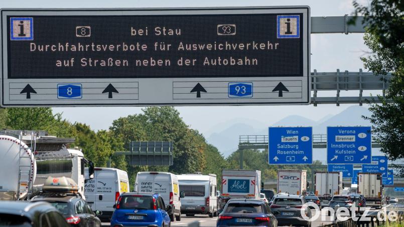 Seit vergangenem Sommer gelten an Wochenenden und Feiertagen an A8 und A93 Abfahrverbote. (Symbolbild) Bild: Stefan Puchner/dpa