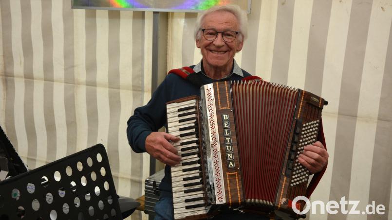Schon Stammgast ist Franz Becker mit seinem Akkordeon beim Bad Neualbenreuther Kartoffelfest. Jährlich besuchen mehrere tausend Besucher dieses Event. Archivbild: jr