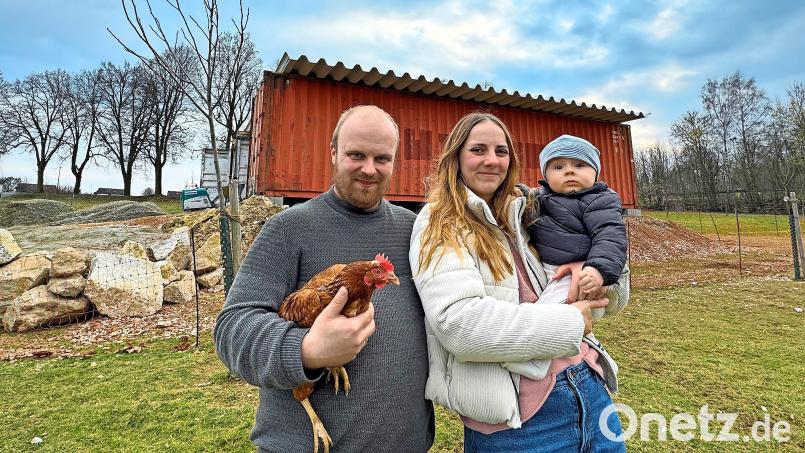 Marcus, Simone und Hannes Bayreuther auf der großen Hühnerwiese. Die Nebenerwerbslandwirte haben noch viel vor. Bild: Matthias Bäumler