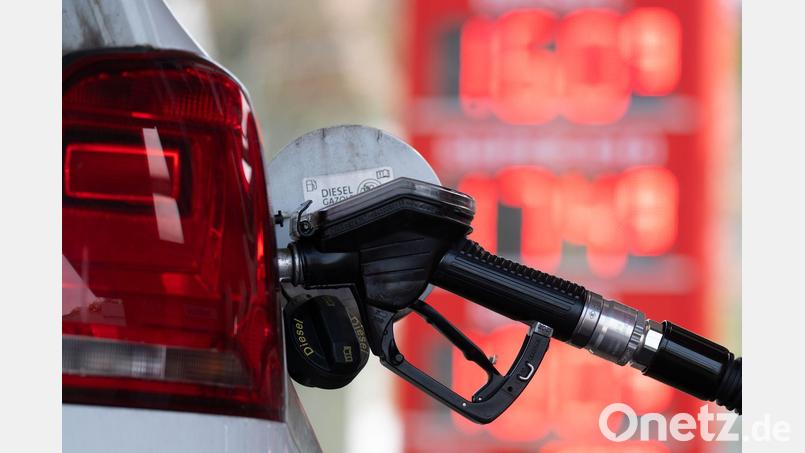 Die 63-Jährige bezahlte unbemerkt die Tankladung der Betrügerin. (Symbolbild) Bild: Sebastian Kahnert/dpa