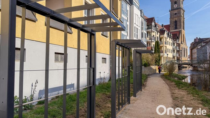 Die Rankhilfen am Vilsuferweg in der Amberger Altstadt stehen schon seit Dezember - nun sollen hier endlich auch wieder Bänke aufgebaut werden. Bild: Stephan Huber