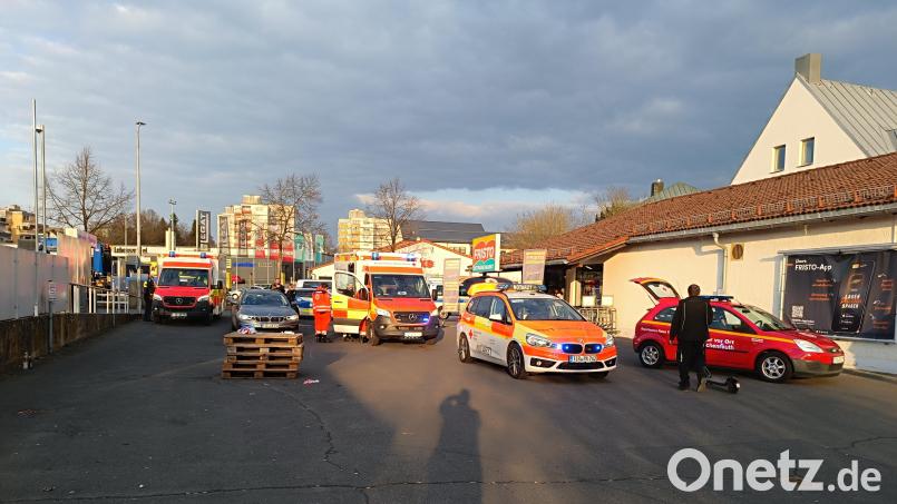 Eine blutige Auseinandersetzung gab es am Montagnachmittag in der Nähe eines Getränkemarktes an der Mitterteicher Straße in Tirschenreuth. Bild: nic