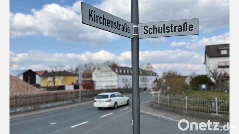 In Pirk wird die Ortsdurchfahrt von Montag, 30. März, bis Freitag, 10. April, wegen Wasser- und Kanalarbeiten für den Durchgangsverkehr gesperrt. Bild: Gabi Schönberger