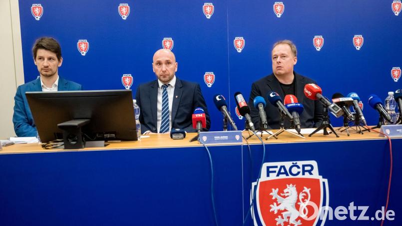 Der tschechische Fußballverband um Präsident David Trunda (r) gibt Details zum Skandal bei einer Pressekonferenz bekannt. Bild: Šimánek Vít/CTK/dpa