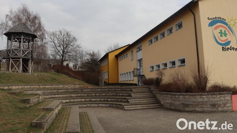 Links neben dem Schulgebäude im hinteren Bereich beim Werkraum soll das OGTS-Gebäude entstehen und der Hang dabei teilweise abgetragen werden. Bild: mrr