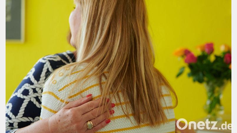 Mitgefühl-Trainings bieten Forscher der Universität Mannheim an - und sagen: Menschen, die Mitgefühl zeigen, fühlen sich auch selbst besser. (Symbolbild) Bild: Annette Riedl/dpa/dpa-tmn