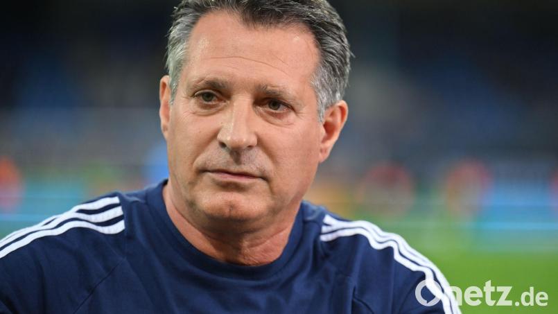 Fußball: 2. Bundesliga - Relegation, Eintracht Braunschweig - 1. FC Saarbrücken, Relegation, Rückspiele, Eintracht-Stadion. Der frühere Saarbrücker Trainer Alois Schwartz steht vor dem Spiel im Stadion. (zu dpa: «Alois Schwartz ist neuer Trainer beim Zweitligisten Münster») Bild: Swen Pförtner