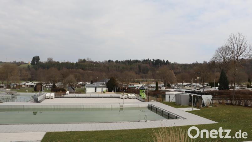 Noch herrscht Winterruhe im Riedener Freibad. Im HIntergrund ist der Campingplatz zu sehen. Währen die EIntrittspreise fürs Freibad nicht erhöht werden, hebt sich die Jahresgebühr für Dauercamper um 100 Euro auf 1090 Euro. Bild: mrr