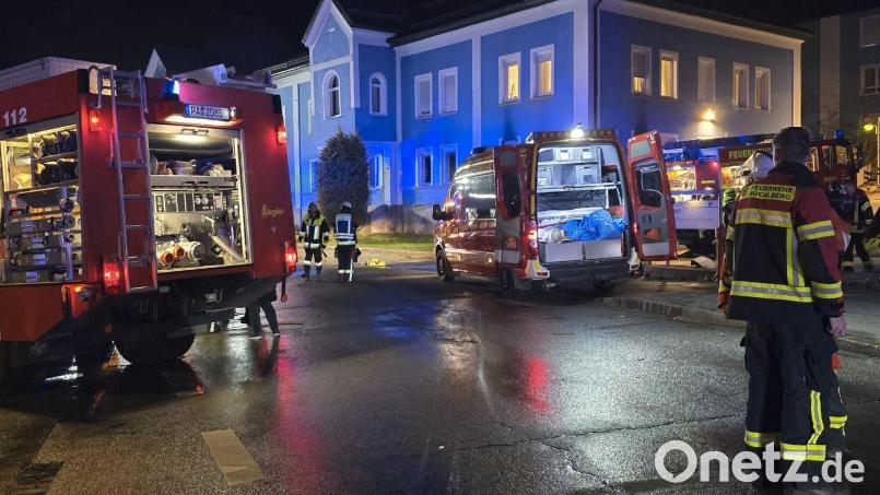 Ein Bewohner, eine Pflegekraft und zwei Feuerwehrmänner erlitten laut Polizei Rauchvergiftungen. Bild: --/zema-medien/dpa