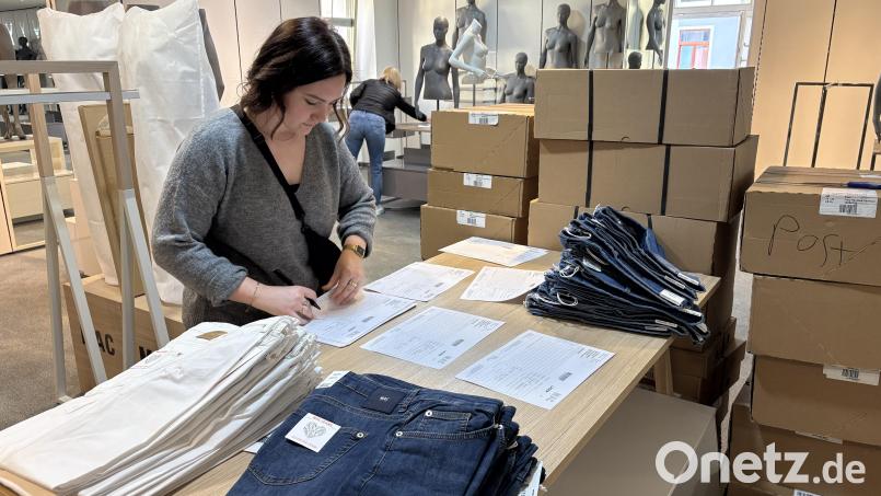 In den Verkaufsräumen werden schon die ersten Markenartikel eingeräumt - der Warenbestand baut sich auf. Bild: ge