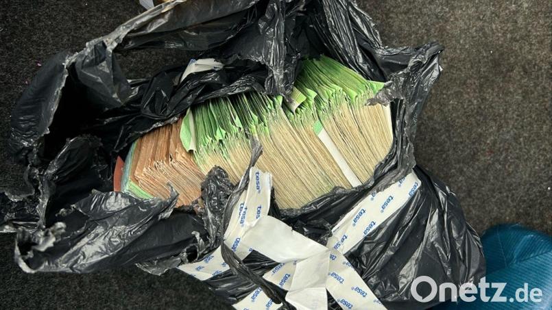 Gegen den Mann wird nun wegen Geldwäsche ermittelt. (Symbolbild) Bild: -/Hauptzollamt Landshut/dpa