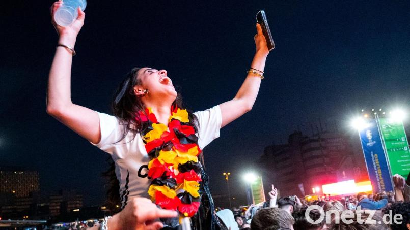 Gemeinsam mitfiebern und feiern bis in die Morgenstunden - das wird für viele Fans auch bei der diesjährigen Fußball-WM auf dem Plan stehen. (Archivbild) Bild: Daniel Bockwoldt/dpa