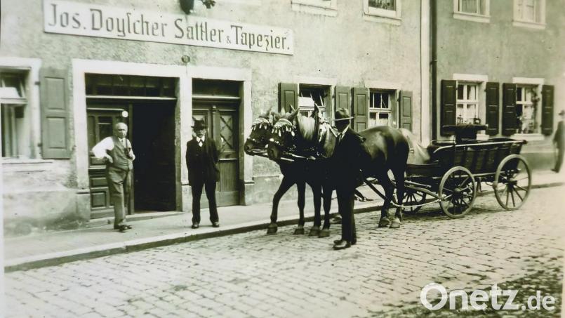 Die Sattlerei Doyscher in der Hospitalstraße in Tirschenreuth, Ende der 20er Jahre. Ganz links zu sehen ist Gründer Josef Doyscher. Bild: Foto Archiv Fam. Doyscher