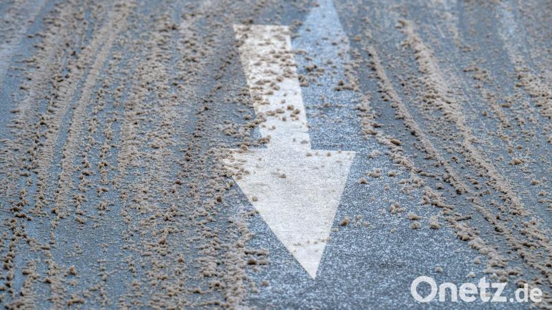 In Bayern könnte Schneematsch die Straßen rutschig werden lassen. (Symbolbild) Bild: Armin Weigel/dpa