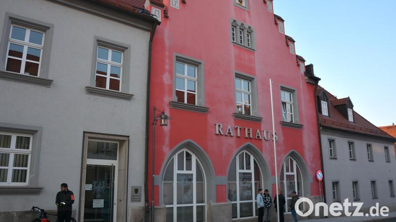 Zuweilen geht es am Montagabend im Erbendorfer Rathaus hoch her. Bürgermeister Johannes Reger wird die Entlastung für die Haushaltsjahre 2023/2024 durch die Stadtratsmehrheit verweigert. Bild: jr