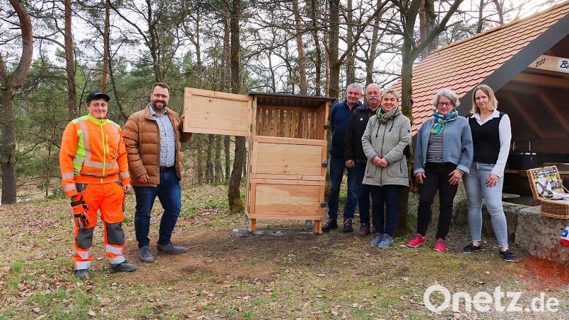 Am Kalvarienberg in Falkenberg wird der sechste Picknick-Service der Steinwald-Allianz eingeweiht. Über das beliebte touristische Angebot freuen sich (von links) Andreas Meister, Bürgermeister Matthias Grundler, Josef Neuber, Hermann Meier, Christine Neuber, Eva Gibhardt und Jasmin Stautner. Bild: bsc
