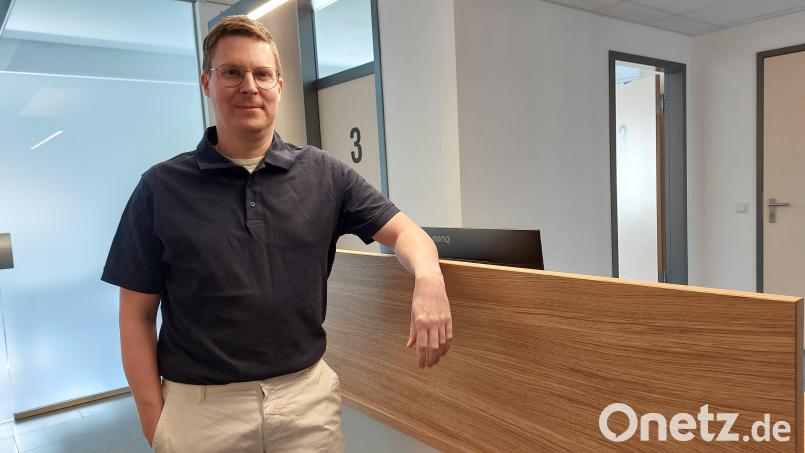 Der neue Rheumatologe Dr. Martin Kohl in seinen Praxisräumen. Bild: Kunz