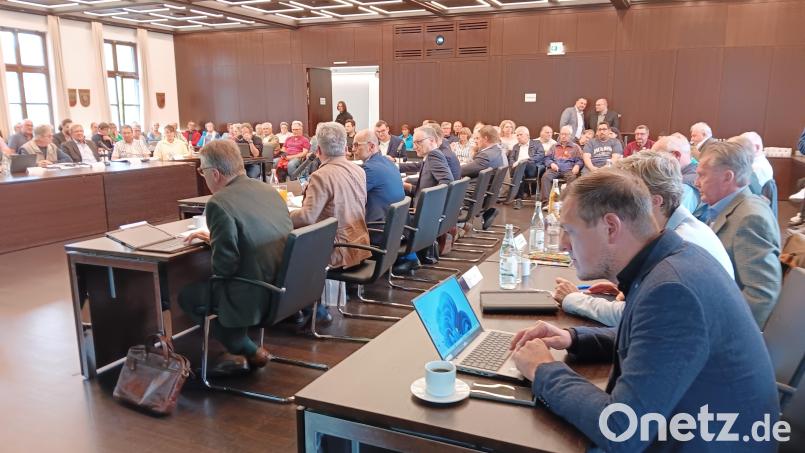 Stühlerücken gibt es ab Mai im Kreistag. Nach der Kommunalwahl gehören 21 Mitglieder dem Gremium nicht mehr an, das auch im öffentlichen Teil meist unter sich ist. Eine Ausnahme mit vielen Zuhörern gibt es nur bei brisanten Themen wie hier im Mai 2024 bei der Abstimmung über die Zulässigkeit des Bürgerbegehrens zur Krankenhausreform. Archivbild: as