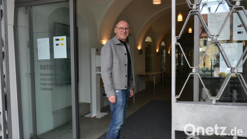 Der künftige Tirschenreuther Bürgermeister Hans-Peter Schärl auf dem Weg in seine neue Wirkungsstätte. Ab 1. Mai geht er im Rathaus I ein und aus. Bild: Thorsten Schreiber