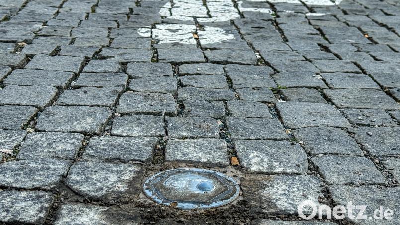 So sehen die Bodensensoren aus, die in Amberg, eine "Smart City" , in Echtzeit Informationen liefern, ob der Parkplatz für Menschen mit Behinderungen frei oder belegt ist. Bild: Stephan Huber