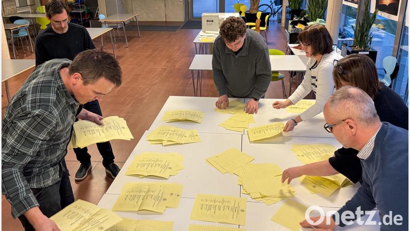 Auch wenn die Wahlhelfer am 8. März das Ergebnis der Stadtratswahl sehr akribisch ausgezählt haben, in einigen Wahllokalen kam es zu geringfügigen Korrekturen. Am Wahlergebnis hat das nichts geändert. Bild: Petra Hartl