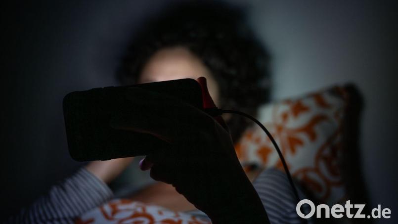 Die Zeitumstellung kann Schlafstörungen zusätzlich fördern, sagt die Barmer. (Symbolbild) Bild: Sebastian Gollnow/dpa/dpa-tmn