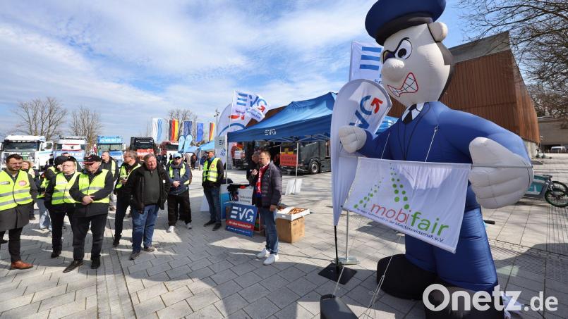 Mehrere Dutzend EVG-Mitglieder protestieren für mehr Sicherheit für Bahn-Beschäftigte. Bild: Karl-Josef Hildenbrand/dpa
