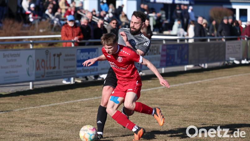 Justin Lysyuk (vorne) und viele seiner Mitspieler bleiben dem TSV Tännesberg auch kommende Saison erhalten. Archivbild: Dieter Jäschke