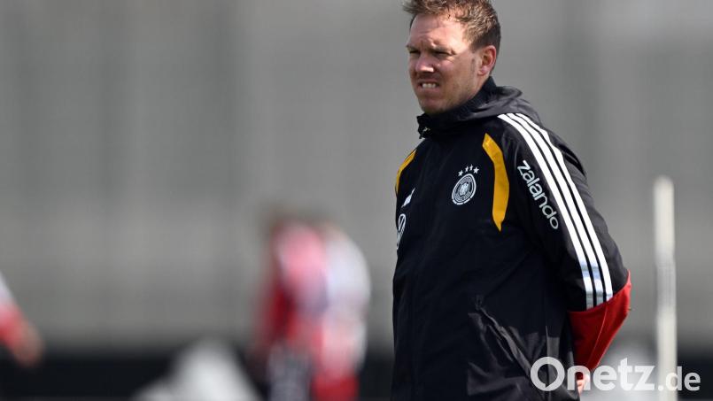 Julian Nagelsmann beobachtet das Training der Nationalmannschaft. Bild: Federico Gambarini/dpa