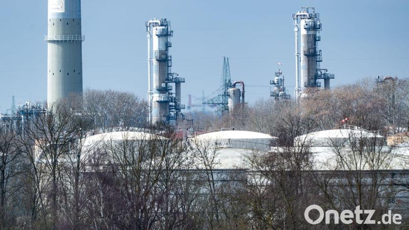 Sollte der Iran-Krieg weitergehen, könnte es im schlimmsten Fall in einigen Wochen zu Engpässen bei Kraftstoffen kommen. (Symbolbild) Bild: Armin Weigel/dpa