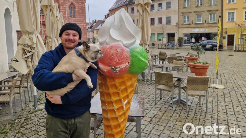 Wenn schon ständig Leute für ein Selfie kommen, muss der "Chef" auch mal auf ein Foto mit "Sulzbachs berühmtester Eistüte": Wirt Tim Biersack, mit seiner französischen Dogge Heidi, freut sich, dass sein geklauter Werbeaufsteller wieder da ist. Bild: Tobias Gräf