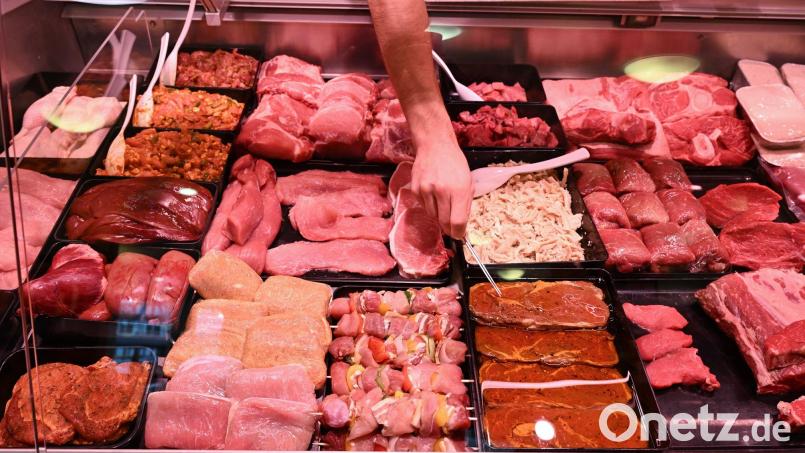 Die Fleischtheken der Supermärkte halten für Kunden ein breites Angebot an Fleisch- und Wurstwaren bereit. Bild: Bernd Weißbrod/dpa