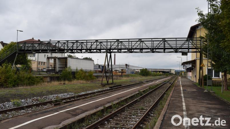 Im Rahmen der Elektrifizierung der Bahnstrecke muss die bestehende Fußgängerbrücke durch einen Neubau ersetzt werden. Archivbild: bnr
