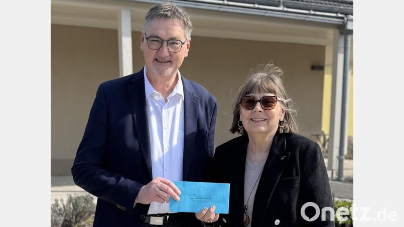 Im Namen aller Stullner Ortsvereine überreichte Bürgermeister Hans Prechtl im Garten des Bruder-Gerhard-Hospizes eine Spende in Höhe von 1000 Euro an die Vorsitzende des Hospizvereins Stadt und Landkreis Schwandorf e. V., Gisela Pöhler. Bild: Irmgard Berr