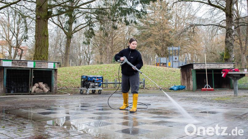 Hannah Schraml reinigt das ein wenig in Vergessenheit geratene Schachbrett im Max-Reger-Park in Weiden. Bild: Michael Kutscher