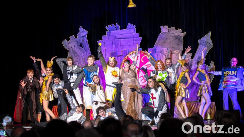 Szenenbild aus dem Musical „Spamalot“. Bild: Florian Wein/Ovigo-Theater