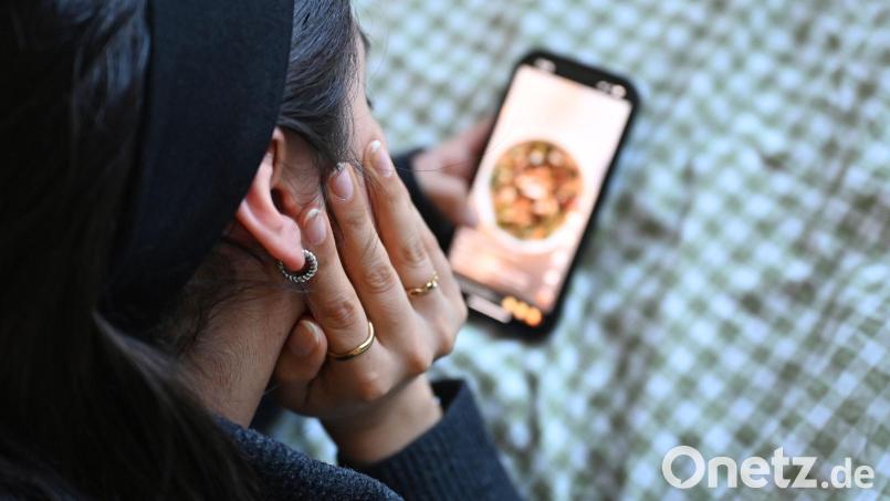 Die britische Regierung möchte herausfinden, wie sich Social Media Einschränkungen und Verbote auf schulische Leistungen, den Schlaf und das Familienleben auswirken. (Archivbild) Bild: Elisa Schu/dpa