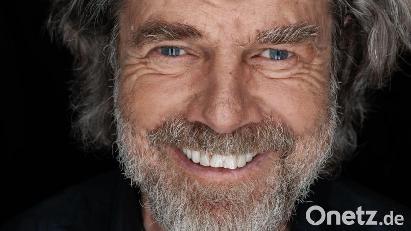 Reinhold Messner spricht in der Glasschleif in Marktredwitz "Über Leben". Bild: Ronny Kiaulehn/exb