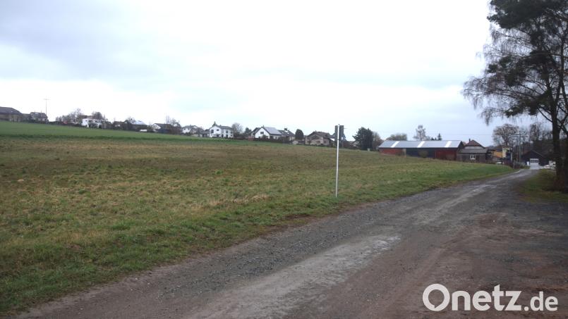 Links der Straße oberhalb des Sportplatzes liegt das Mischgebiet "Wohnen und Gewerbe". Sechs Parzellen ins vorgesehen. Doch die Hanglage ist ein Problem – die Erschließung wird dadurch sehr teuer. Bild: fz