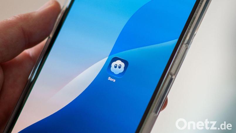 Mit Sora konnten Nutzer auch selbst in den per KI generierten Videos auftauchen. (Archivbild) Bild: Andrej Sokolow/dpa