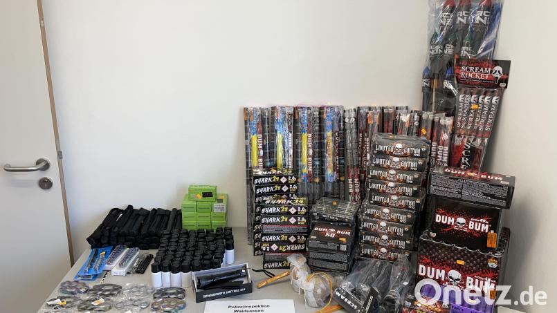 Die Polizeiinspektion Waldsassen deckt den Schmuggel von Waffen und illegalen Böllern auf. Bild: Polizeiinspektion Waldsassen