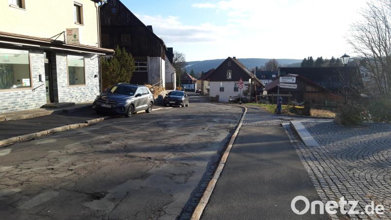 Der Vollausbau der Gablonzer Straße ist im Fichtelberg mit rund 1,3 Millionen Euro das größte Bauprojekt in diesem Jahr. Das Bild zeigt die Straße in Höhe des Rathauses in Richtung Süden. Bild: wkr