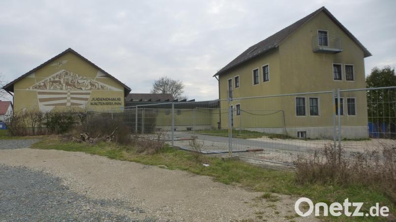 Fast 40 Jahre diente das ehemalige Lehrerwohnhaus (rechts) zur Übernachtung von Jugendlichen, zuletzt für ukrainische Familien. Nun muss es den Außenanlagen für die nebenan entstehende Kita weichen. Tagungsgebäude und Kindergarten sind nach Eröffnung der Kita im Herbst zum Abbruch dran. Bild: Siegfried Bock