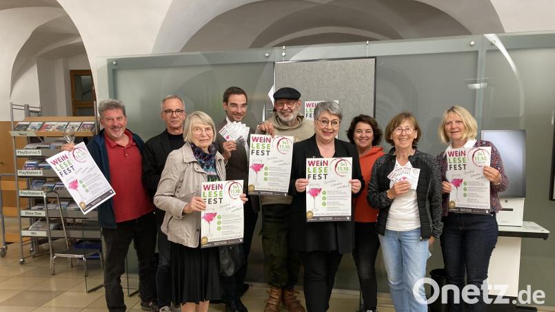 Die Vorstandschaft von Pro Libris um Vorsitzenden Stephan Oetzinger (Vierter von links) freut sich auf das Wein-Lese-Fest in der Regionalbibliothek. Bild: Katja Sauermann
