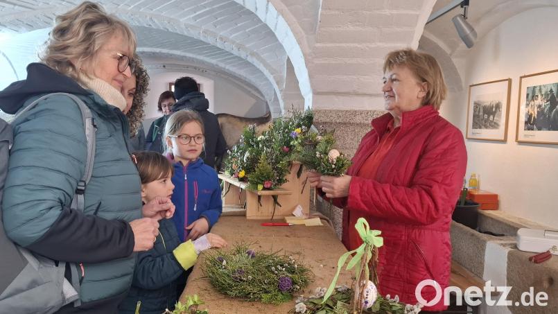 Schmuck für die Wohnung in der Osterzeit bot der Neusather Gartenbauverein im Freilandmuseum Oberpfalz zum Kauf an. Bild: jua