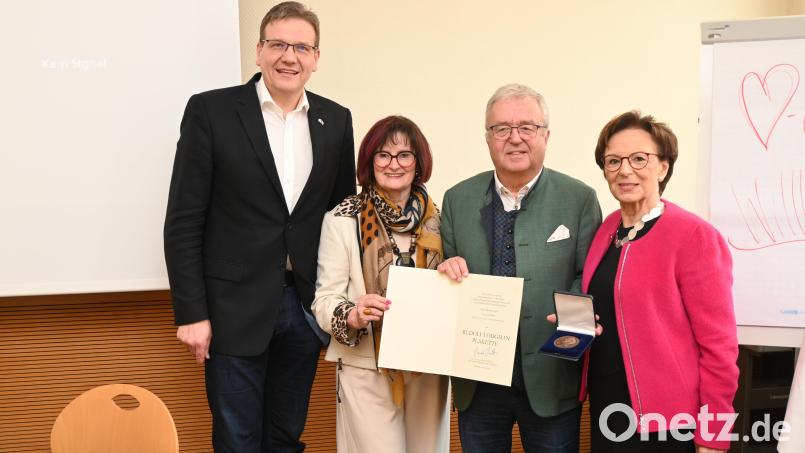 Der mit der Rudolf-Lodgman-Plakette gewürdigte Wiesauer Bürgermeister Toni Dutz (Zweiter von rechts) mit (von links) Steffen Hörtler (SL-Landesvorsitzender und stellvertretender SL-Bundesvorsitzender), der Präsidentin der Sudetendeutschen Bundesversammlung Christa Naaß und der Staatsministerin a.D. Emilia Müller. Bild: Markus Bauer