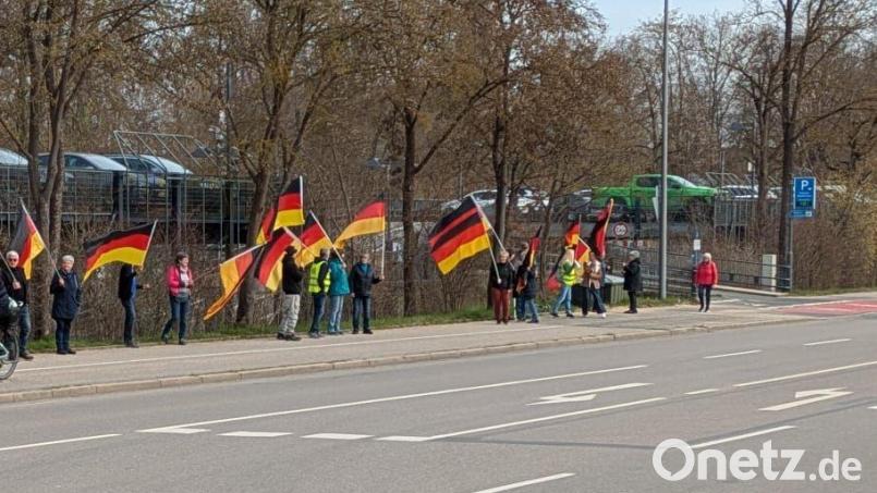 Eine Gruppe von Menschen schwenkte am Dienstagnachmittag in der Sulzbacher Straße in Amberg Deutschland-Fahnen. Bild: Bernhard Saurenbach